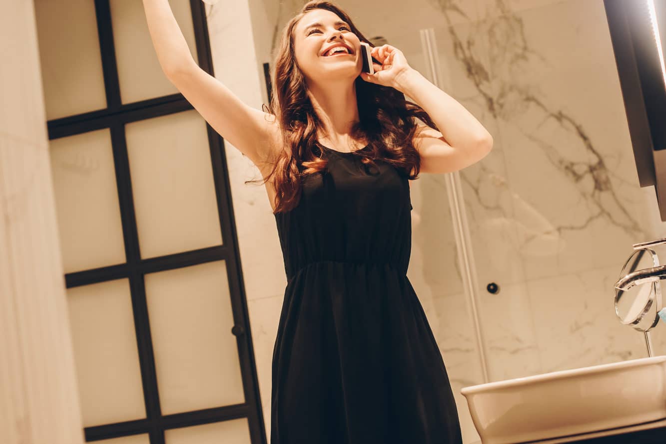 Femme en robe noire