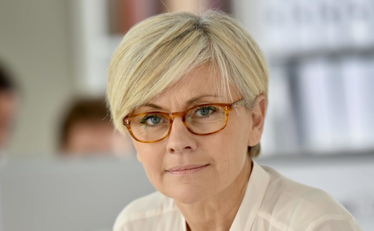 Coiffures pour les femmes de plus de 50 ans qui ont des lunettes