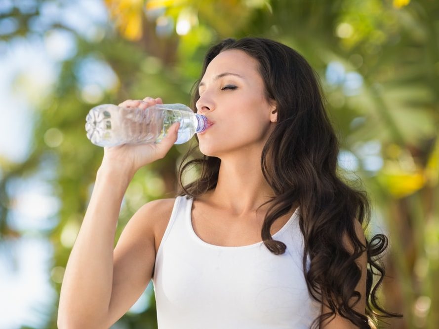 Femme qui boit de l'eau