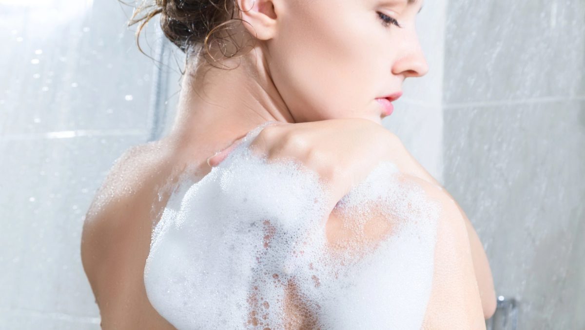 Cette zone oubliée sous la douche qui accumule les bactéries