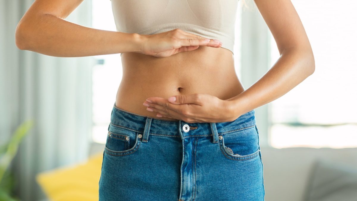 Femme avec un ventre plat