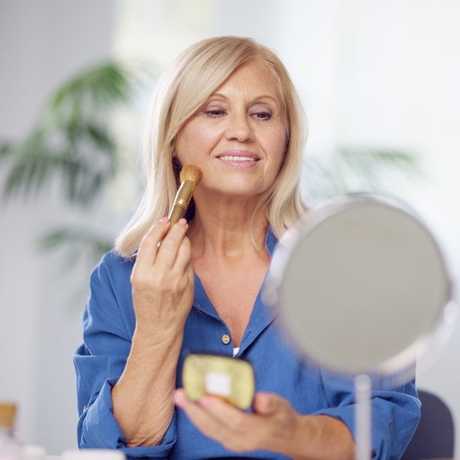 Mettre en valeur votre visage après 45 ans