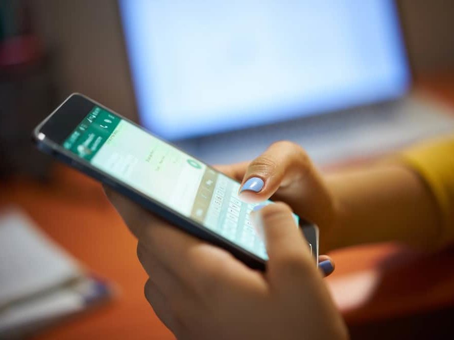Arnaque sur WhatsApp via un faux SMS