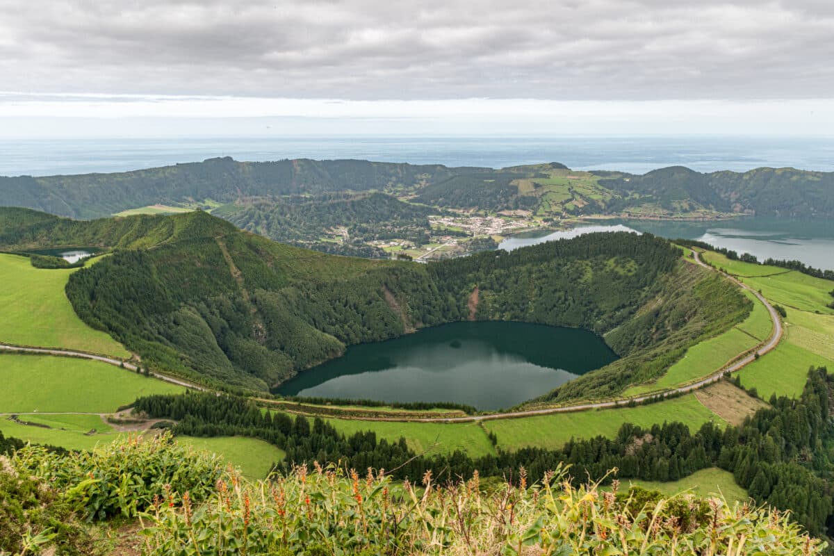 Vue panoramique du lac Lagoa de Santiago